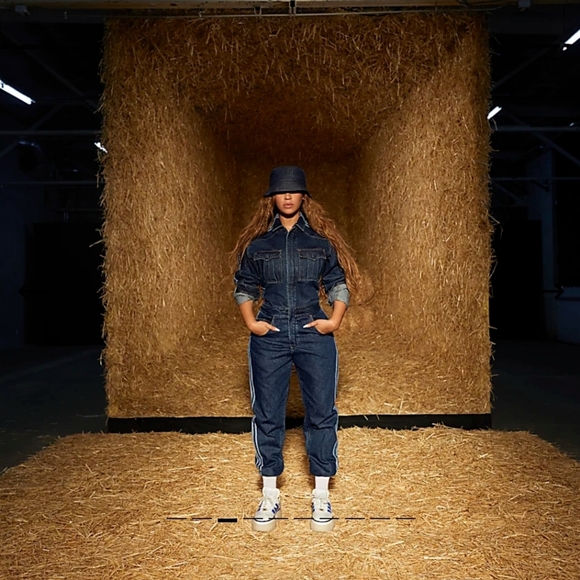 Ivy Park Rodeo REVERSIBLE MONOGRAM BUCKET HAT - Picture 5 of 7